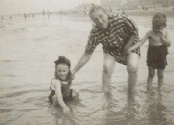 Oma de Zwart met klein kinderen aan strand eind 40<sup>e</sup> jaren